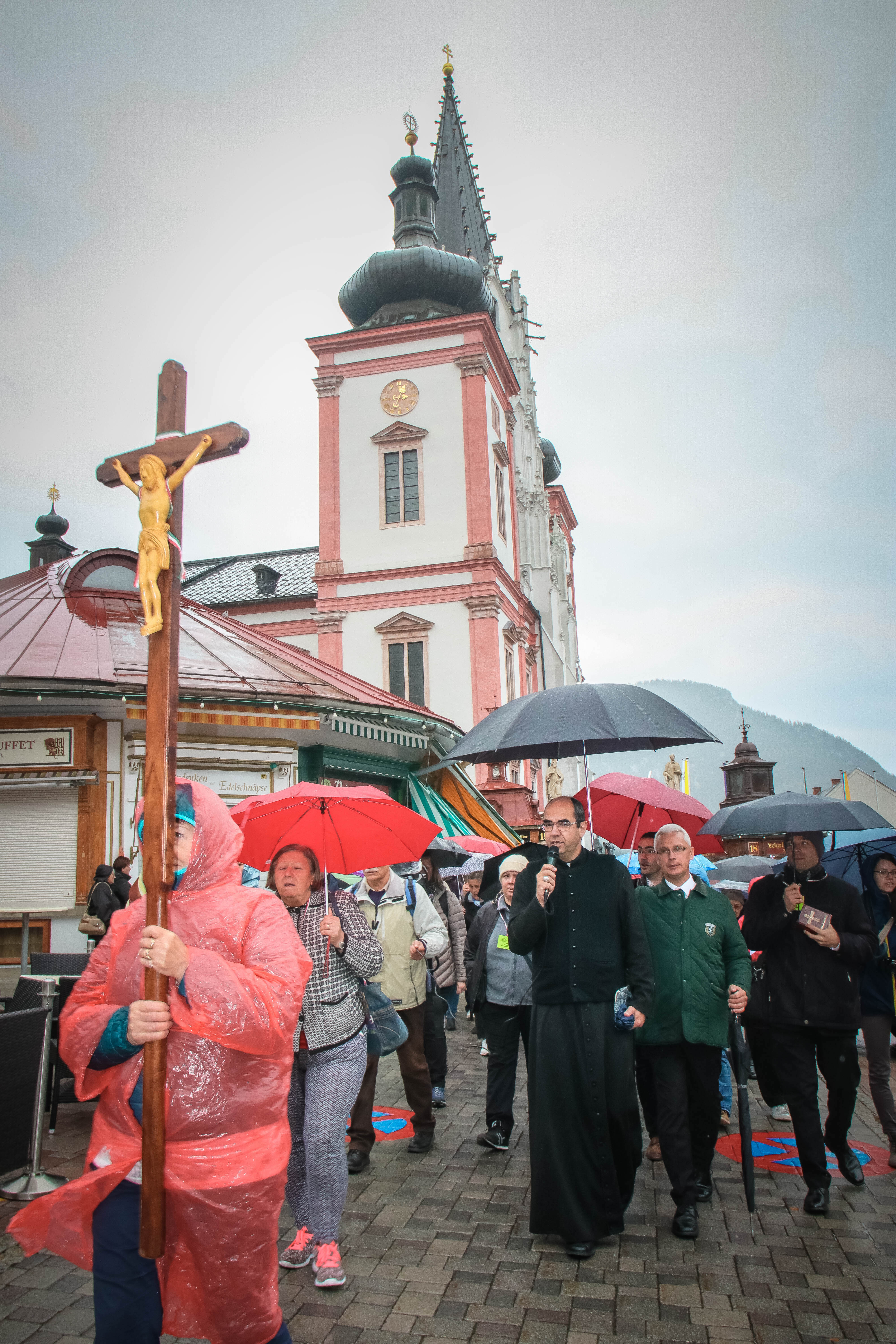 Viele hunderte Pilger feierten heute mit Dr. János Szekely, Bischof von Szombathely, anlässlich der traditionellen Ungarischen Wallfahrt die heilige Messe in der Basilika.